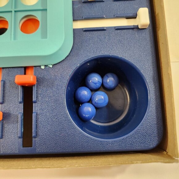 Stay Alive Board Game Milton Bradley Canada Bilingual Version COMPLETE Vtg - Picture 5 of 14